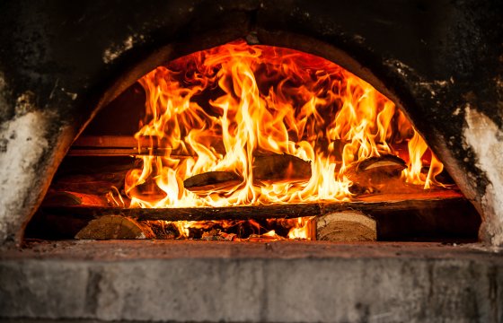 Gros plan sur le four de Sainte-Catherine à Vars, avec des flammmes