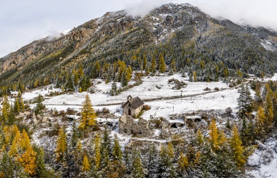 Vue générale d'Escreins sous la neige avec couleurs d'automne