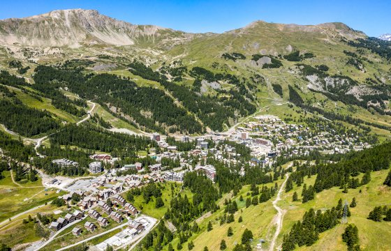 Vue élargie de la station des Claux à Vars l'été