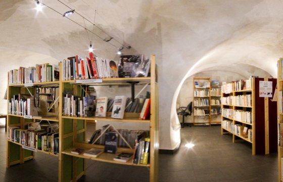 Rayonnage de la bibliothèque de Vars