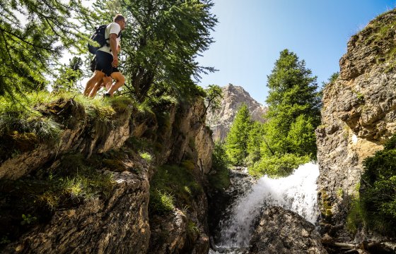 Deux randonneurs au bord du torrent du Rif Bel