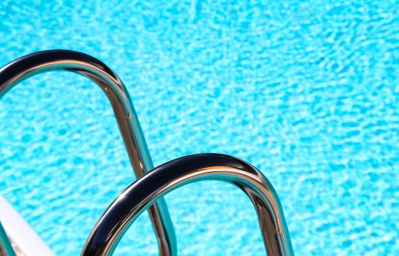 Gros plan sur echelle piscine de Vars les Claux