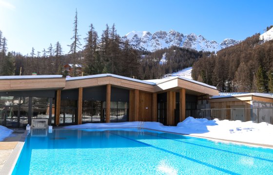 Vue du batiment de la piscine de Vars avec le bassin au premier plan