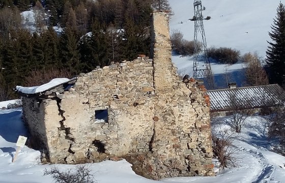 Maison en ruines au Château à Vars dans un paysage enneigé