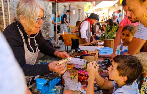 Marché : stand avec une femme au cheveux gris et un enfant