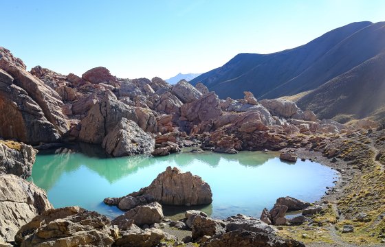 Lac des 9 couleurs entouré de rochers rosés