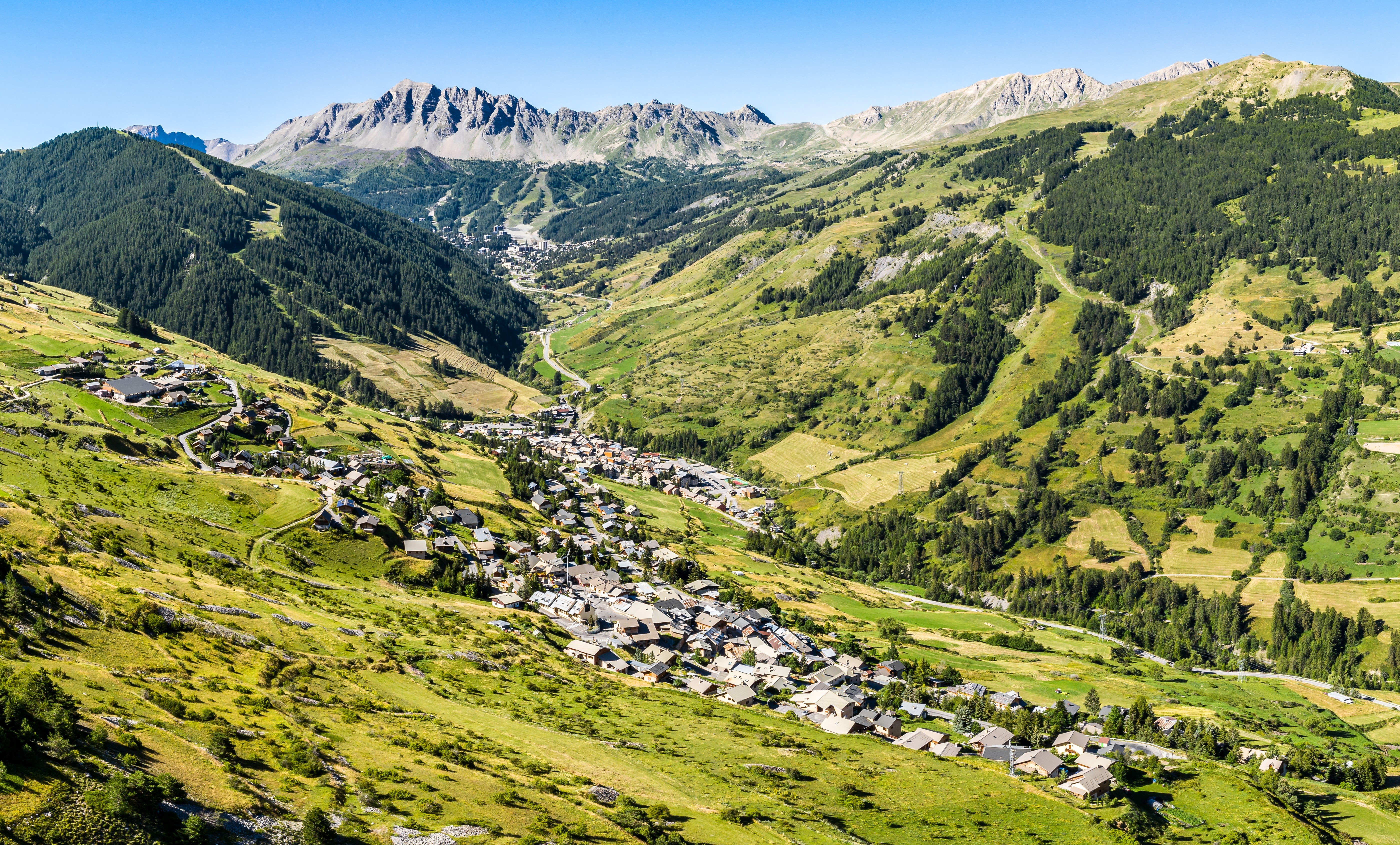 Vue du village de Sainte-Catherine à vars avec les crêtes de l'Eyssina en arrière plan