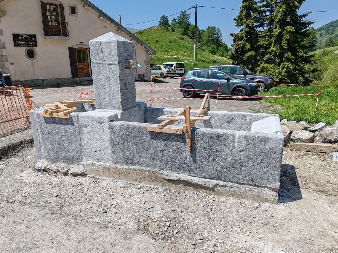 fontaine et son bassin en pierre en travaux