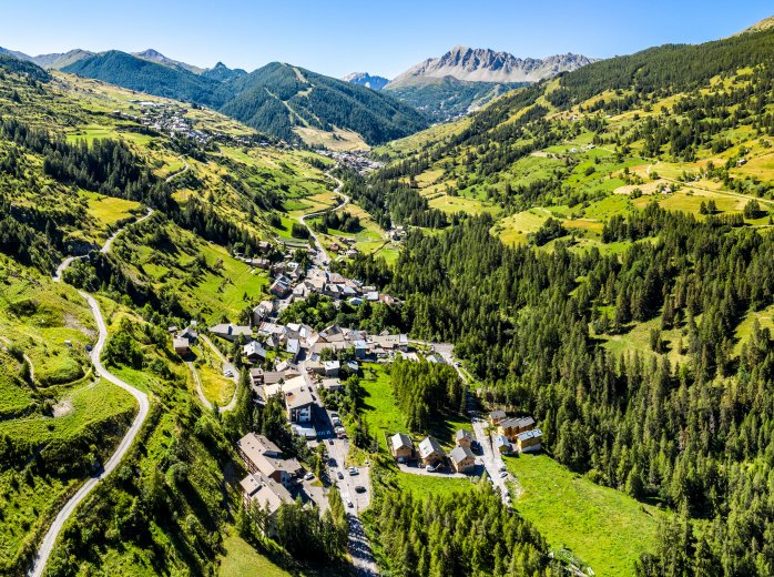 vu estivale en hauteur sur les trois villages de Vars. St Marcellin en premier plan puis ste marie et ste catherine au fond
