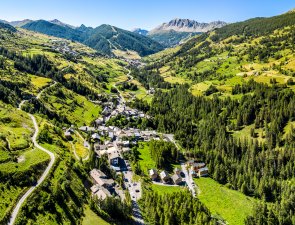 vu estivale en hauteur sur les trois villages de Vars. St Marcellin en premier plan puis ste marie et ste catherine au fond