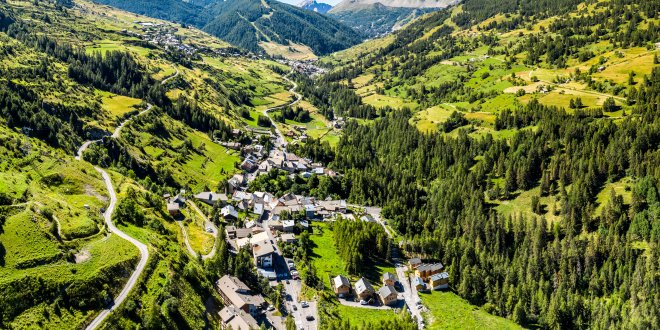 vu estivale en hauteur sur les trois villages de Vars. St Marcellin en premier plan puis ste marie et ste catherine au fond